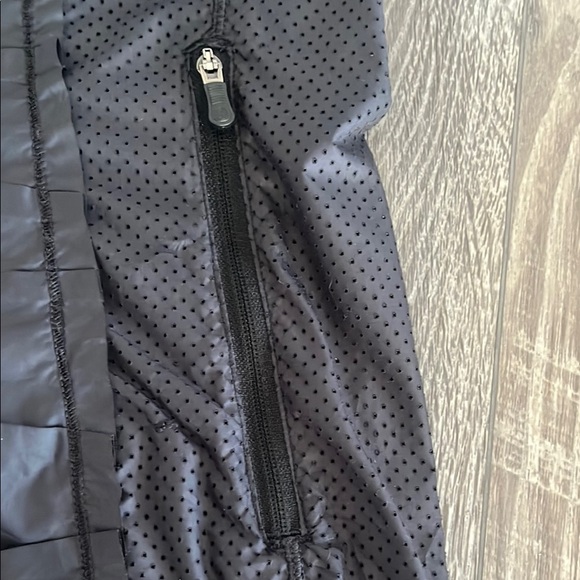 Lululemon Black Sleeveless Jacket - Picture 4 of 11